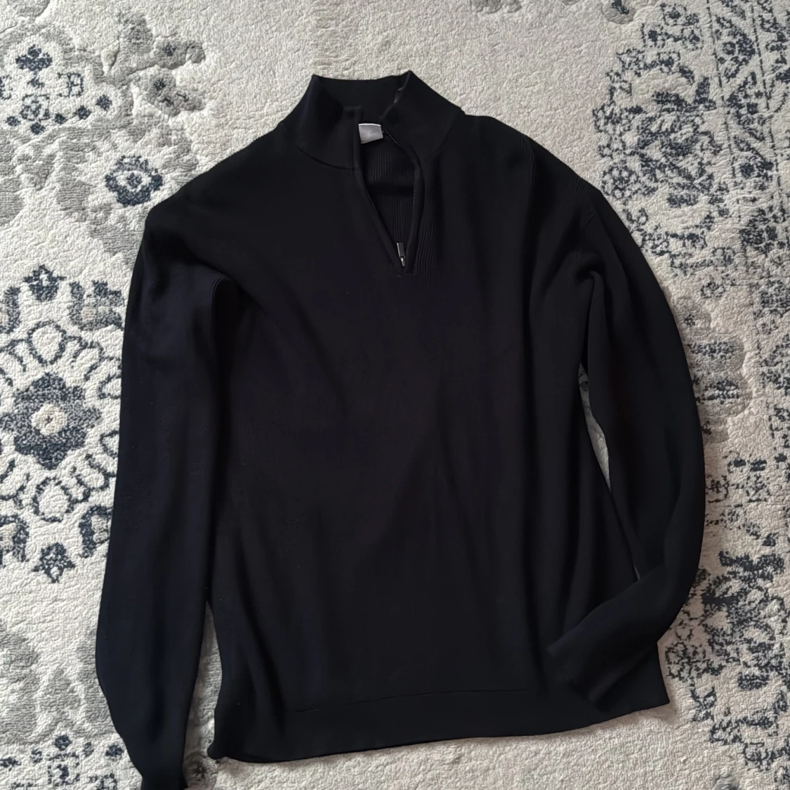 Mörkblå tröja med dragkedja från Lindex