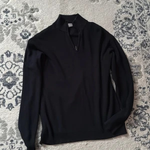 Mörkblå tröja med dragkedja från Lindex - Säljer en stilren mörkblå halvzip tröja från Lindex med dragkedja vid halsen. Tröjan har långa ärmar och är perfekt för en avslappnad look. Passar bra till både jeans och chinos.