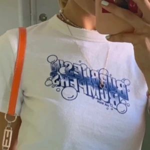 Vit baby tee - Säljer denna vit tee för att den är för liten. T-shirten är kortärmad och har en croppad passform. 