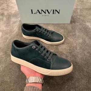 Lanvins - Säljer nu dessa riktigt fräscha mörkgröna Lanvins i storlek 40/41/42. Skick 9,5/10, perfekta för våren/sommaren!🌟 Box, dustbag och snören ingår! Snabb affär = bättre pris, hör av er vid funderingar🌟🍾💯