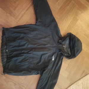 The North Face windbreaker  - Säljer en svart vindjacka från The North Face. Man kan tighta till den vid midjan och med luvan pris kan diskuteras 