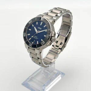 Oris Aquis Date - • Modell: Oris Aquis Date • Storlek: 39,5 mm • Referens: 01 733 7732 4135 • År: 2021 • Skick: Mycket Bra • Medföljer: Fullset + Kvitto