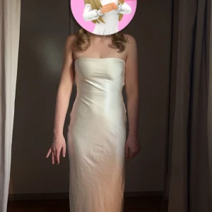 balklänning💓💐 - jag köpte den av en tjej på plick, har använt den 1 gång och när jag fick den så var prislappen kvar💓💓 i superfint skick💓💐 pris kan diskuteras vid snabb affär, fler frågor skriv💞