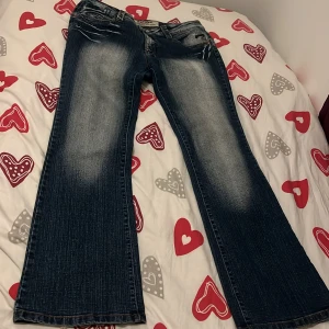 mörkblåa jeans bootcut  - Snygga blå jeans med en cool broderad detalj på bakfickorna. De har en bootcut-stil och en klassisk femficksdesign. Använder inte längre, säljer den vidare. Hör av dig vid intresse!