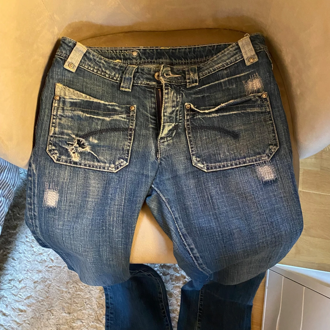 Blå jeans med slitningar - 3