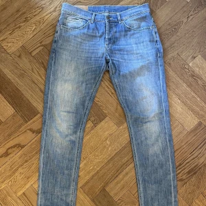 Dondup george jeans - Ljusblåa dondup george jeans. Jeansen är i jätte bra skick som ni ser nästan helt nya bara utan prislapp. Jeansen har inga defekter. Hör av er för det minsta lilla!