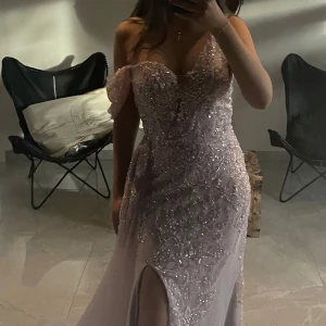 Exklusiv festklänning  - Säljer en exklusiv rosa klänning som funkar perfekt för fester, bröllop osv💓storlek 6, passar dig som är en 34, 36. Endast använd vid ett tillfälle