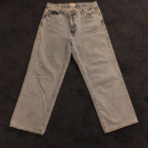 Blå jeans från Lindex - Säljer ett par klassiska blå jeans från Lindex. De har en rak passform och är tillverkade i ett slitstarkt denimtyg. Perfekta för en avslappnad stil. Jeansen har en knapp och dragkedja framtill samt fem fickor. Sååå snygga😍😍