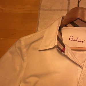 Vit skjorta från Burberry - Säljer denna riktigt snygga och stilrena skjortan från Burberry. Skjortan är i storlek 44! Var inte rädd att fråga om det finns några funderingar 🍾💫