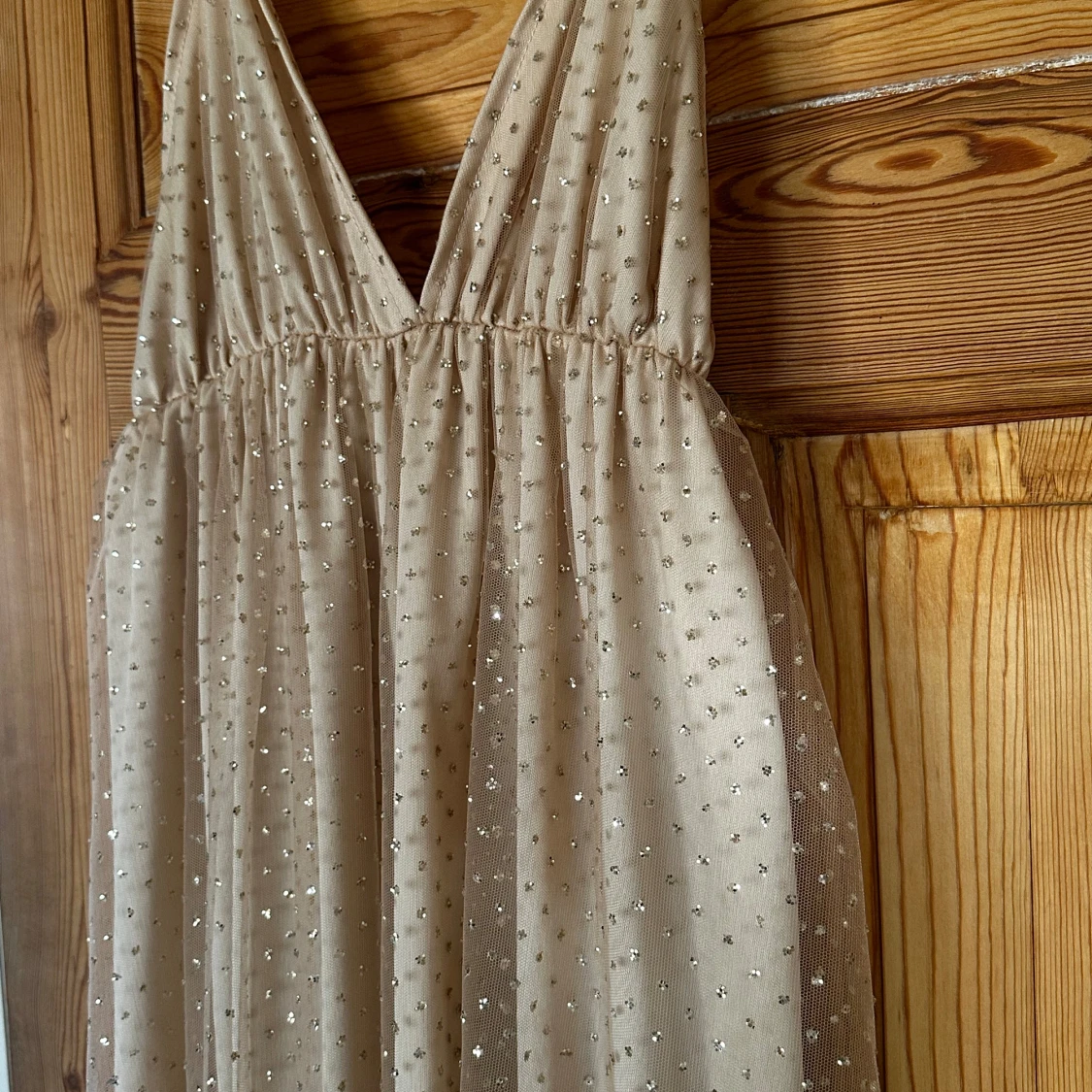 Champagnefärgad långklänning med glittrande  - 2