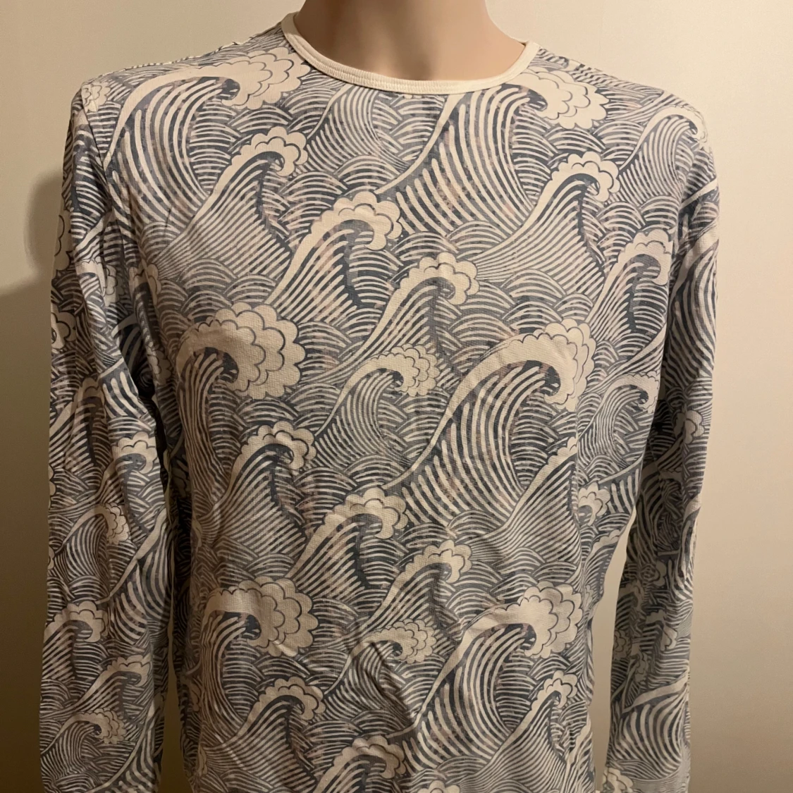 Vit och blå långärmad tröja med vågmönster från Homebound