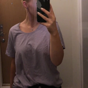 Lila t-shirt från Pelle P - Säljer en lila t-shirt från Pelle P i 100% bomull. Den har en enkel design med korta ärmar och rund halsringning.