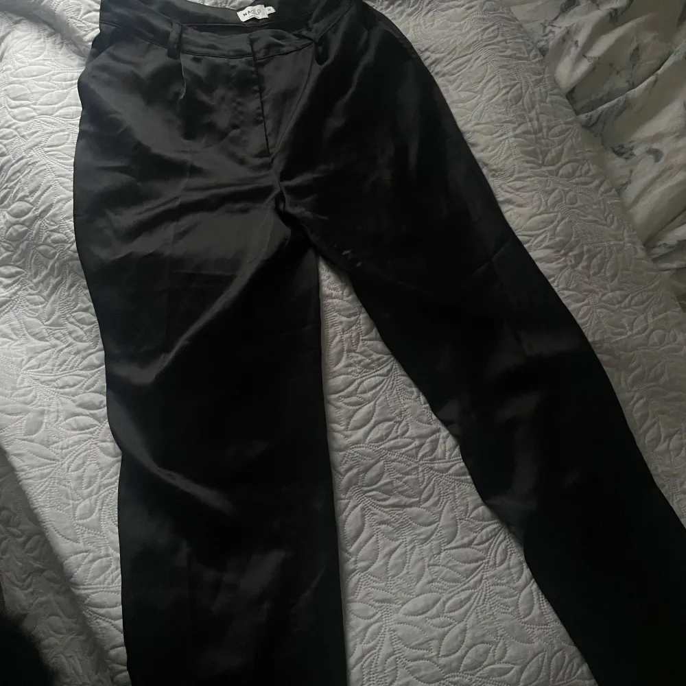 Ett par satin kostymbyxor från nakd i storlek 40. Är raka i benen och medelhögmidja. Säljer för dom är för stora för mig💗. Farkut & Housut.