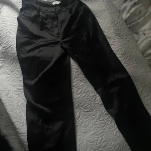 Satin kostymbyxor - Ett par satin kostymbyxor från nakd i storlek 40. Är raka i benen och medelhögmidja. Säljer för dom är för stora för mig💗