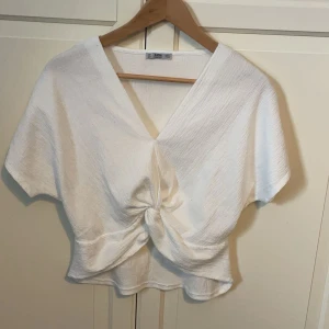 Vit topp  - Vit topp från zara, lite nopprig annars bra skick