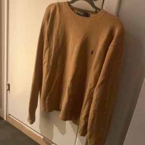 Beige stickad tröja från Polo Ralph Lauren - Säler en as snygg o varm ralph lauren tröja då den inte passar mig längre. Den är i merino och är perfekt för vinter och höst.