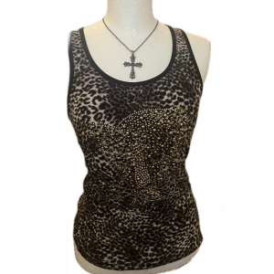 leopard linne! - linne med leopardmönster och diamanter! bra skick och alla stenar sitter kvar😊😊