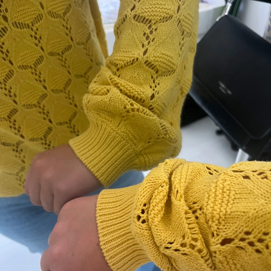 Gul stickad tröja - 91