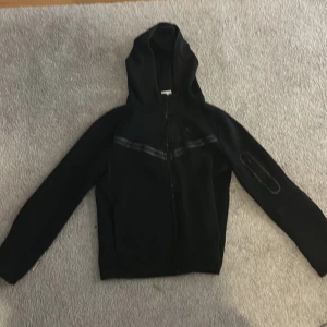 Svart nike tech  - Svart Nike tech med bra skick 