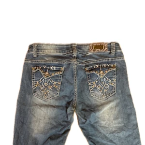 Vintage Way Jeans - Vintage Bootcut Way Jeans! Dom är stretchiga och måtten är: Midja 39 cm, Längd 101 cm, Tveka inte att skriva vid ytterligare frågor!⭐️