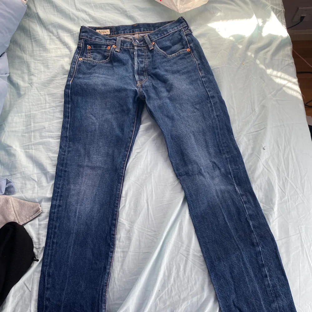 Skit feta Levis jeans i en bra storlek för kortare människor. Säljer för att midjan va lite för trång på mig. Måtten är 29 i midjan o 32 på längden. Har du något du undrar över så får du gärna komma in i mina dms🤩 . Jeans & Byxor.