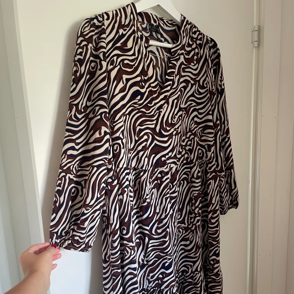 Snygg lång klänning från Vero Moda med snyggt mönster! 150kr, storlek S (funkar även för nån som bör M). Mekot.