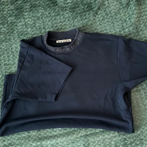 Acne Studios neck logo heavy tshirt - tung och skön passform, lite tjockare tyg