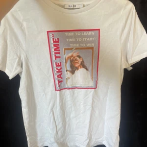 T-shirt med tryck - T-shirt från NA-KD. Storlek S. Kan absolut lösa fler bilder om det behövs 🫶