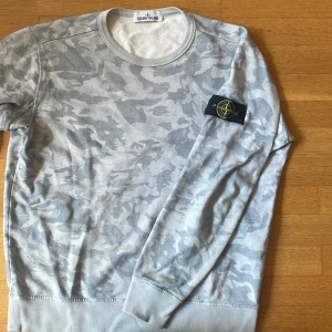 Stone island tröja - Säljer nu min riktigt feta stone island tröja! Tjöjan är i bra skick, inga hål eller fläckar. Den är i L men passar M. Ny pris ~ 3000kr Mitt pris 999kr. Tveka inte om du har några frågor eller funderingar! 