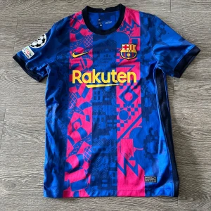 FC Barcelona T-shirt(röd & blå) - Storlek: M T-shirten är i nyskick 