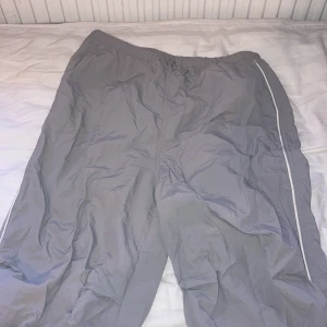 Streetwear cargo pants  - Använda en gång, har fickor fram och bak
