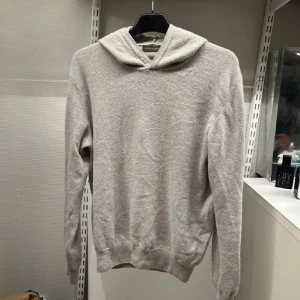 Kashmir tröja - Säljer nu min riktigt feta 100% kashmir tröja av oscar jacobson. Storlek är xs men passar mer som small. Nypris ligger på runt 2000kr. Skriv vid fler frågor eller funderingar🤙