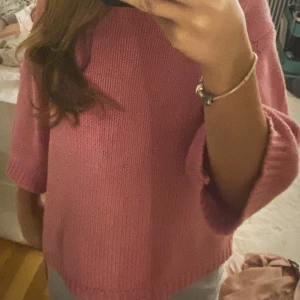 stickad tröja  - rosa stickad tröja med korta ärmar😇😇 inga defekter🙌storlek 152 men är som xs/s🥰