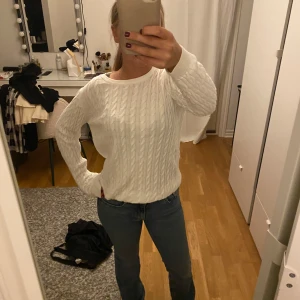 Ribbad stickad tröja  - En vit ribbad stickad tröja. Den har inga defekter och är varsamt använd. Passar perfekt till hösten🍂Tryck gärna på köp nu💕