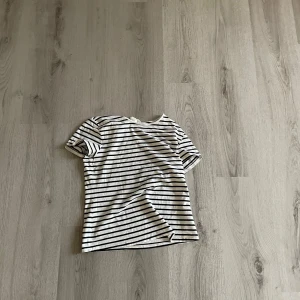 Vit och Svart Randig T-shirt  - Fin randig tröja som sitter tajt