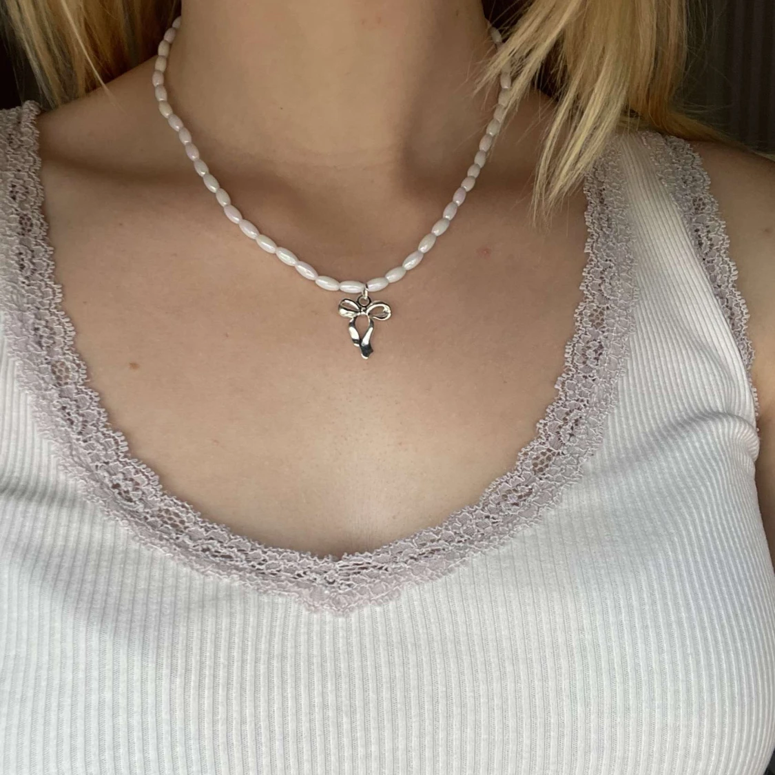 Pärlhalsband med silverberlock