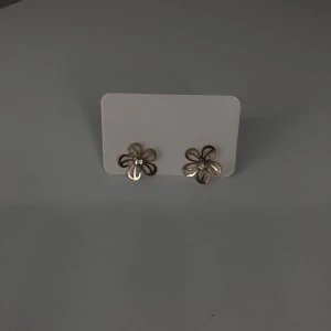 Guldörhängen  - Små guldörhängen i form av blommor, använda ett par gånger. Hör av dig vid frågor & köp 🫧. ❗️Tar bara emot Swish ❗️