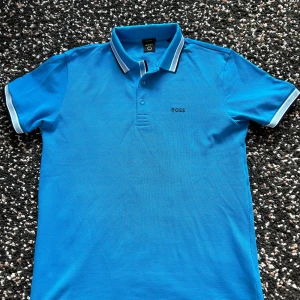 Boss Piké  - Hej!   Säljer boss Piqe använd några gånger men fortfarande i nyskick! Storlek M, kom privat om ni är intresserade eller vill ha mer bilder på piken👍