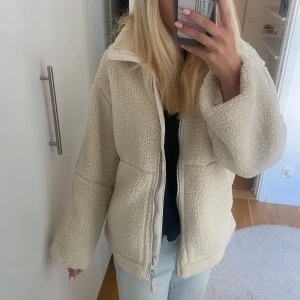 Teddy jacka HM - Säljer den populära Teddy jackan från H&M. Storlek xs men sitter lite oversized. Nyskick skriv privat för att lägga ett bud💕💕HÖGSTA BUD JUST NU: 550kr