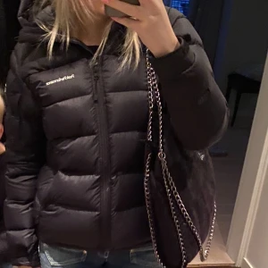 Peak performance jacka  - Snygg peak jacka använd 1 vinter inget tecken på användning. Jätte varm och skön perfekt nu till vintern❣️❣️ Köpt för runt 4000