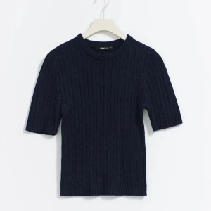 Finstickad trekvarts - Jättesnygg marinblå trekvarts, cable mönstrad (flätad) liten i strl, helt ny med prislapp kvar och aldrig använd pga att den inte passade💞💞