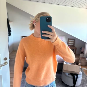 Samsøe tröja - Stickad tröja från samaøe i aprikos/orange färg! Väldigt fint skick 