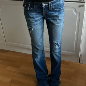 True religion jeans  - Säljer min jätte fina true religon jeans för dom var väldigt stora för mig tyvärr💓 innerbendlängd 87 och midjemått tvärs över 37💓(förra ägarens bilder)