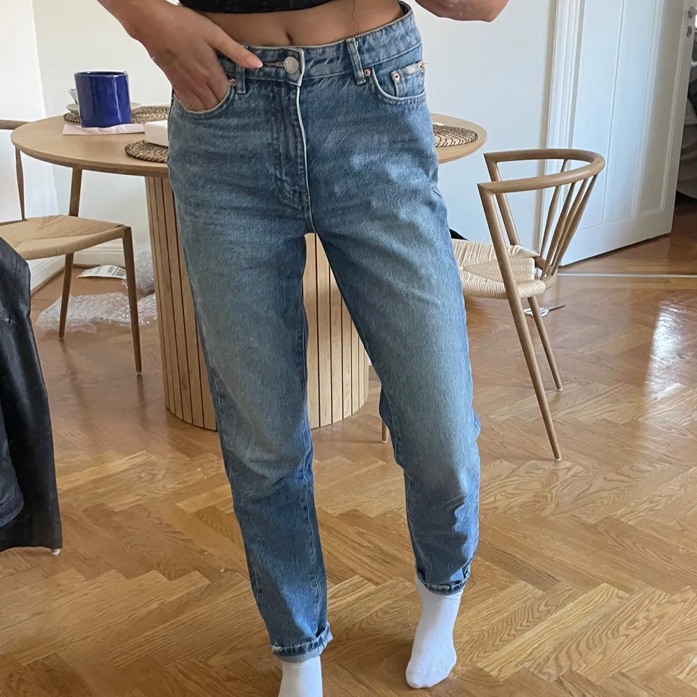 Praktiska jeans som passar till allt. Byxorna är något högmidjade, raka i benen och är i en klassisk jeansblå färg. Storlek 34 men känns som 36.  Använda ett fåtal gånger🫶🏻 För referens är jag 170cm och har vanligtvis S/36 i byxor och jeans.. Jeans & Byxor.