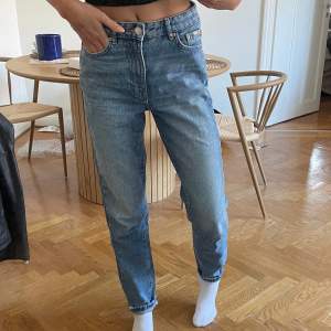 Praktiska jeans som passar till allt. Byxorna är något högmidjade, raka i benen och är i en klassisk jeansblå färg. Storlek 34 men känns som 36.  Använda ett fåtal gånger🫶🏻 För referens är jag 170cm och har vanligtvis S/36 i byxor och jeans.