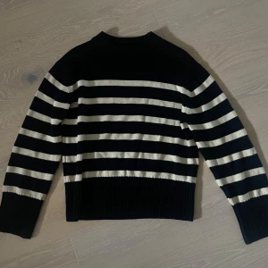 Randig tröja - Svart randig stickad tröja från Gina Tricot. Fint skick. Inga defekter.  