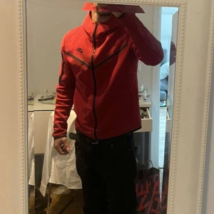 Nike tech  - Säljer min röda Nike tech. Köptes för ungefär ett halvår sedan och är i fortfarande princip nyskick. Kom gärna PM om du har några funderingar  Tröjan är äkta såklart 