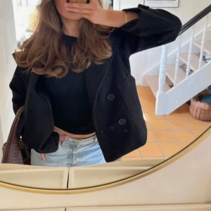 Trench coat - Säljer denna as snygga kappan som är i super bra skick, inga defekter och passar från Xs-m beroende på hur man vill att den ska sitta