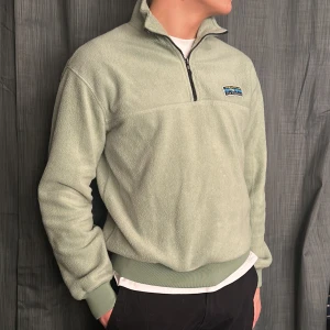 Tjocktröja - Ljusgrön tjocktröja med halvzip. Bra skick. Köpt på junkyard. 