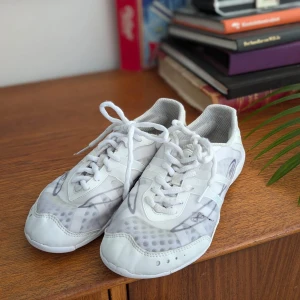 Nfinity cheerleadingskor. - Cheersko Infinity Vengeance strl 6. Använda 3 terminer och har fått några hål i nätet Vä sko se bild 3 på reva.  Hö sko mycket små hål, bild 4 och 5. Hålen är limmade och repar inte upp sig.  Nypris 1400 kr  Säljes för 300 kr